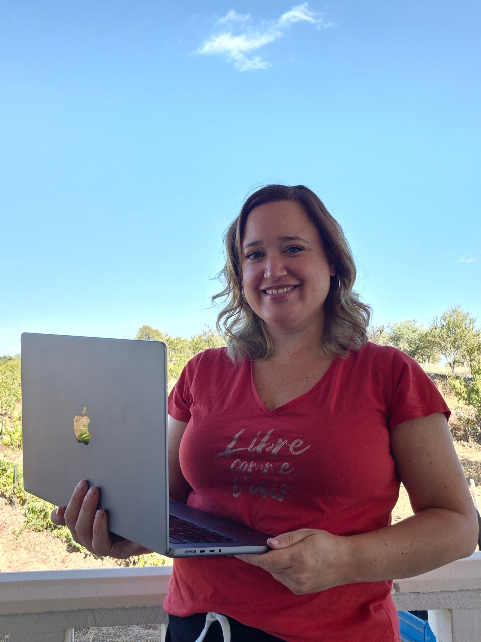 Linda, expert in klantbeleving en support voor ondernemers, zit ontspannen in een tuin in Portugal
