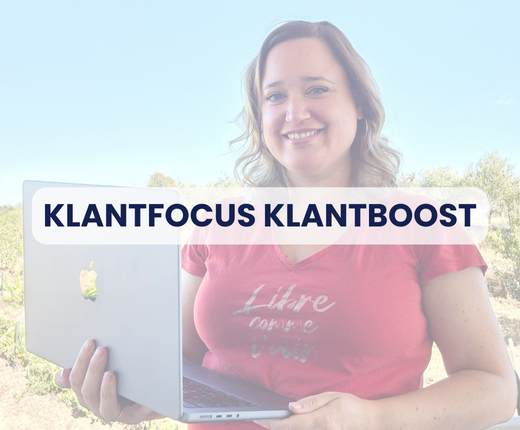 Vrouw met laptop en glimlach in buitenomgeving met de tekst ‘KlantFocus KlantBoost’, visuele promotie van High Level Assist cursus om klantbeleving en klantreis te verbeteren.