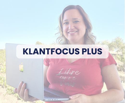Vrouw met laptop en glimlach in buitenomgeving met de tekst ‘KlantFocus Plus’, visuele promotie van High Level Assist 3-maanden traject voor optimale klantbeleving en klanten behouden.