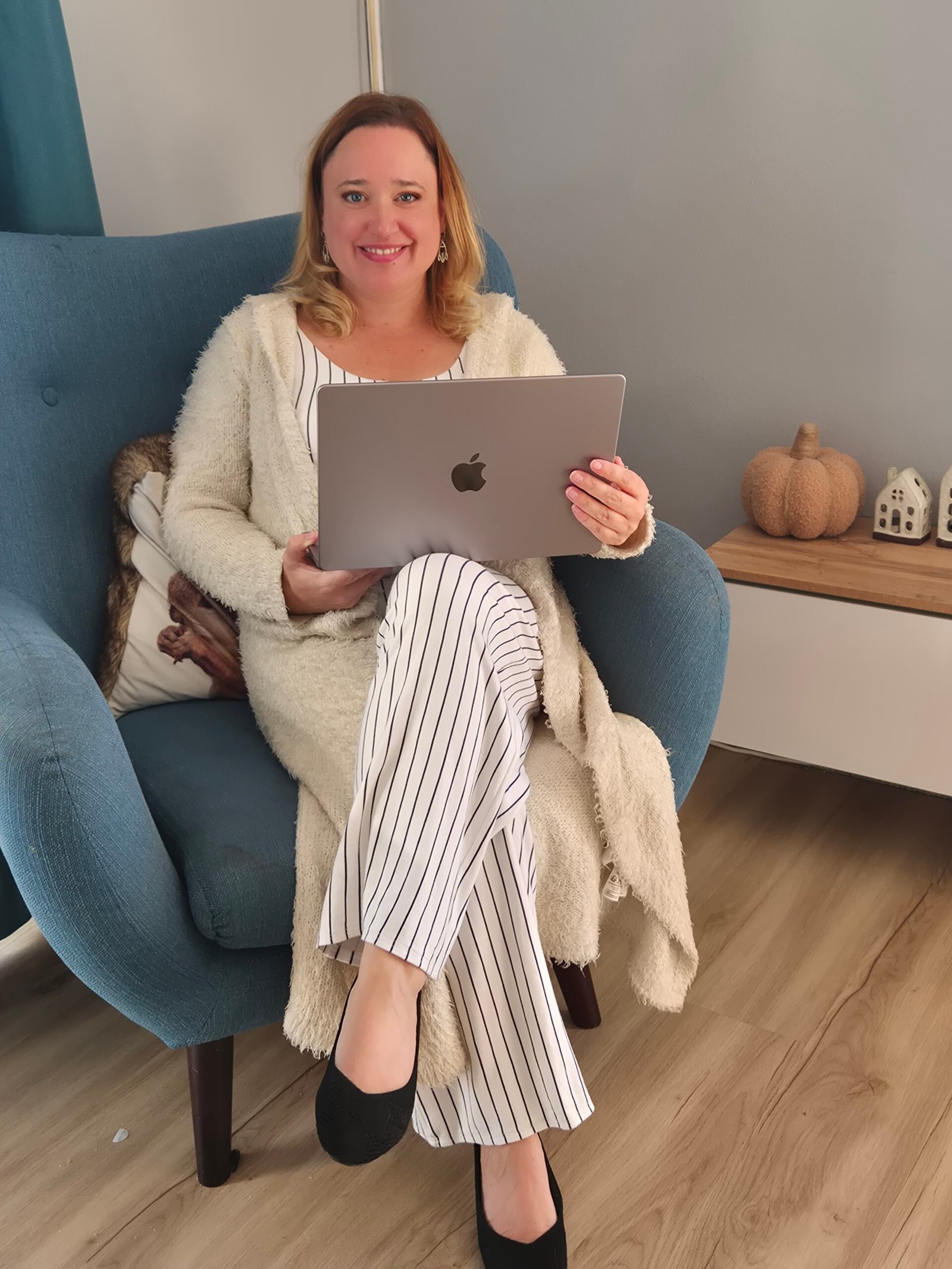 KlantFocus Klantboost HLA Linda, een VA die ondernemers ondersteunt bij groei en efficiëntie, geniet van de Portugese zon tijdens het bellen.