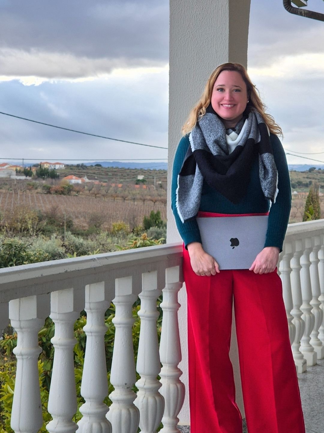 Linda Lubbers specialist klantbeleving Linda, een ervaren VA met expertise in klantbeleving, staat klaar om ondernemers te ondersteunen met kleurrijke sjaal.